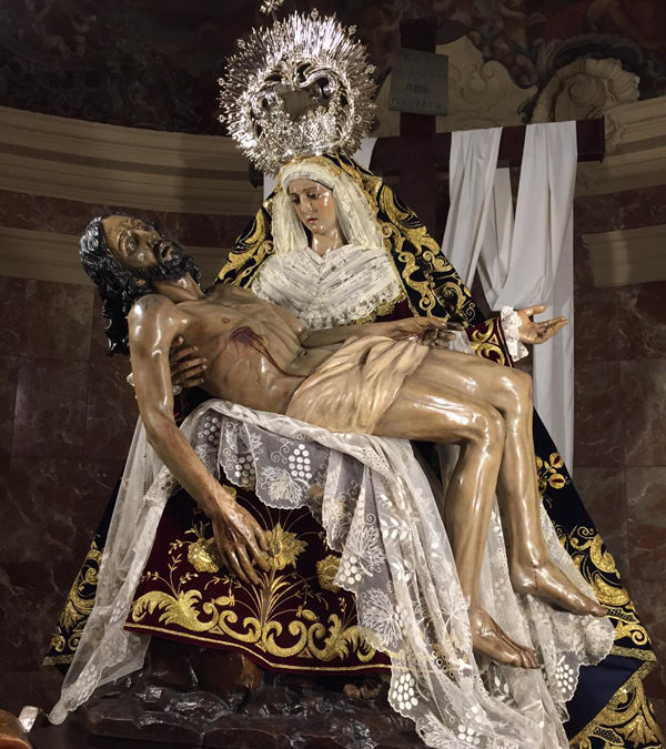 Fotografías de Nuestra Señora vestida para el Solemne Triduo en honor a la Festividad de los Dolores de la Santísima Virgen María